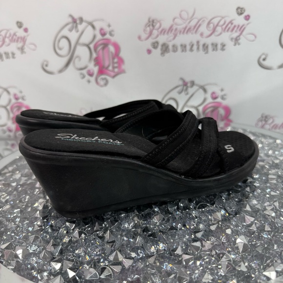 Skechers sandals wedge strappy comfy Women's Black Wedge Sandals - Picture 4 of 9